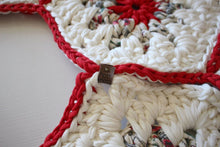 Load image into Gallery viewer, crochet granny square join 
