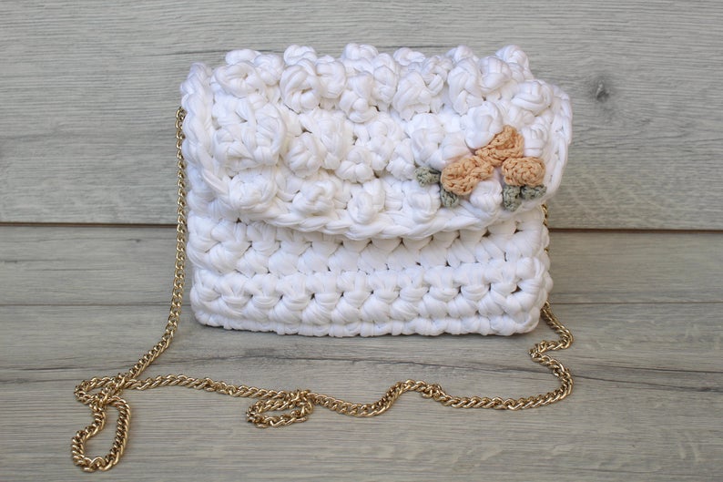 little crochet bag with gold chain and pink flowers